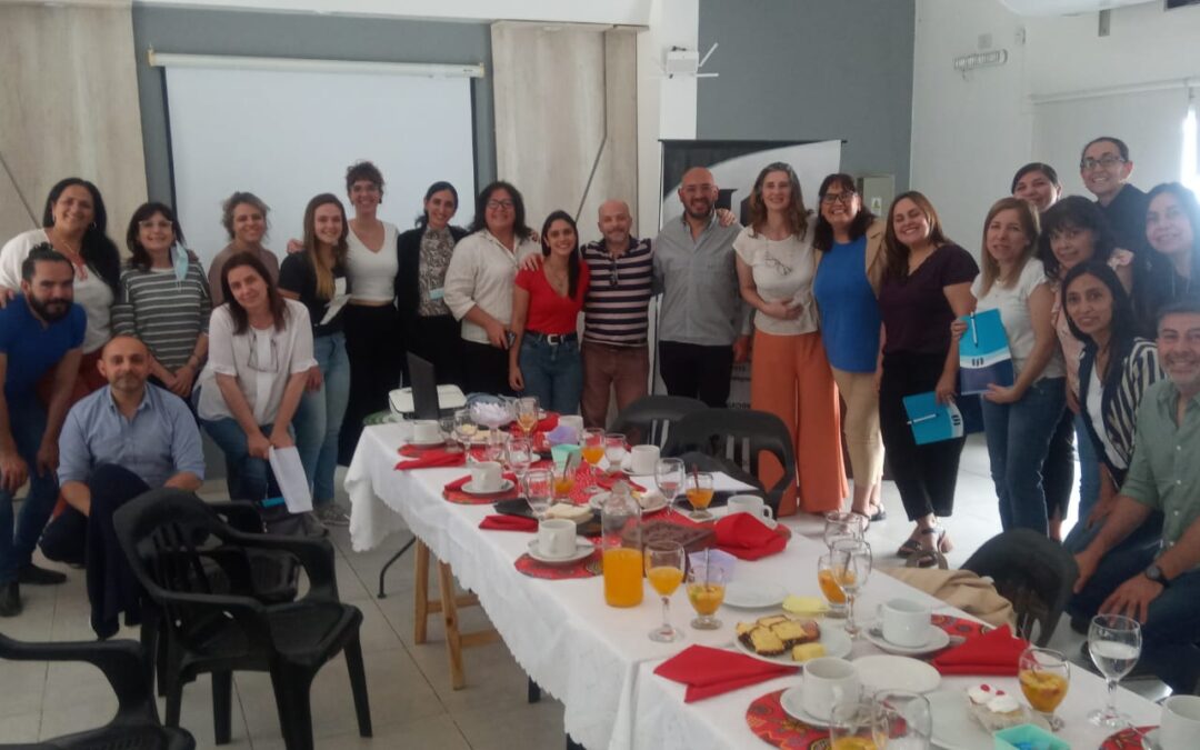 Reunión de trabajo con colegas que se desempeñan en cargos de jefatura.