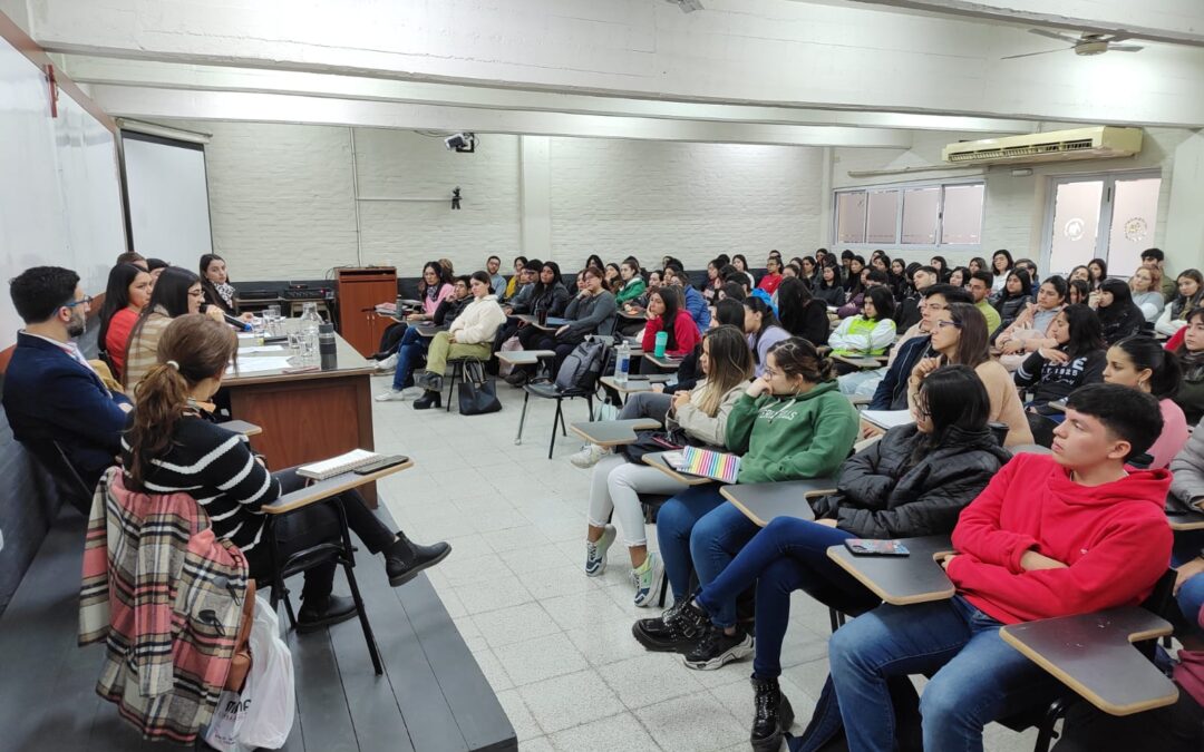 Charla «Desafíos en las primeras experiencias de formación clínica»